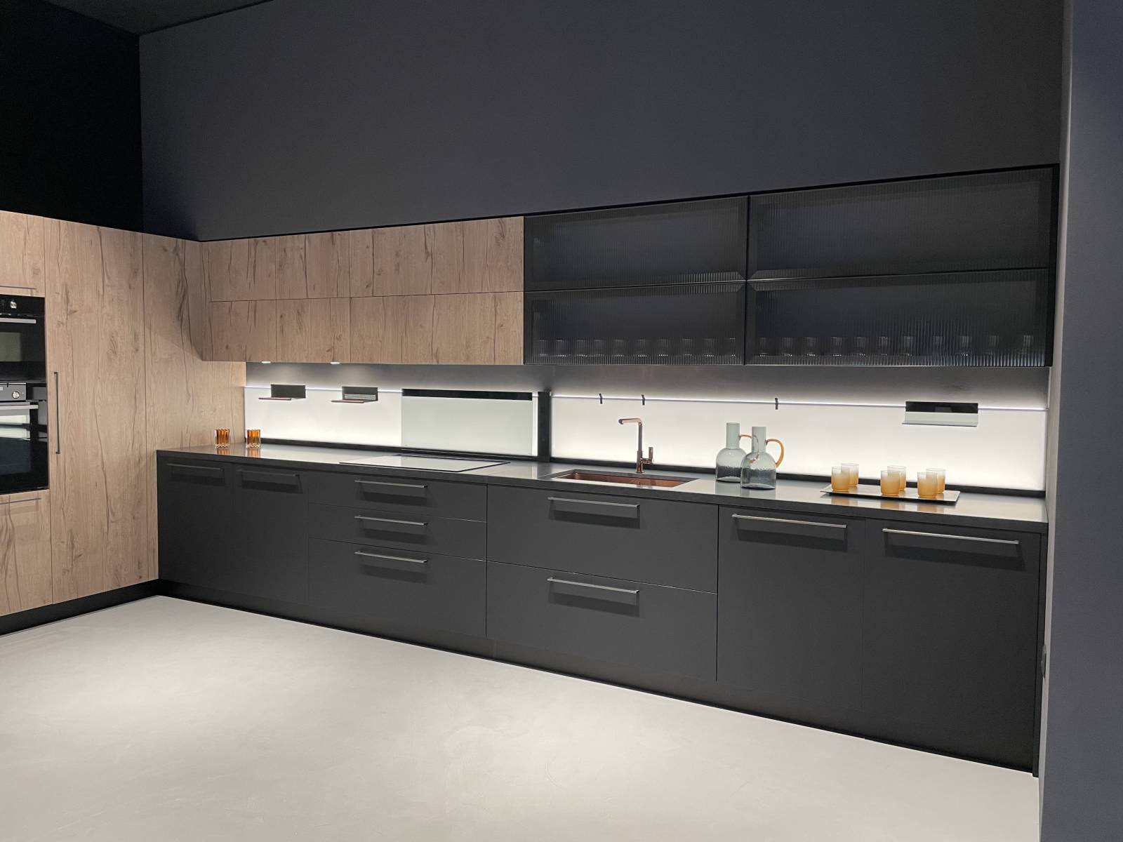 Cuisine avec poignées noire et bois