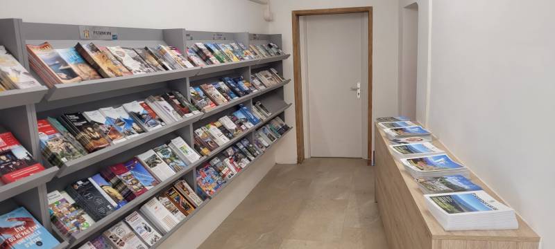 présentoir sur mesure office de tourisme