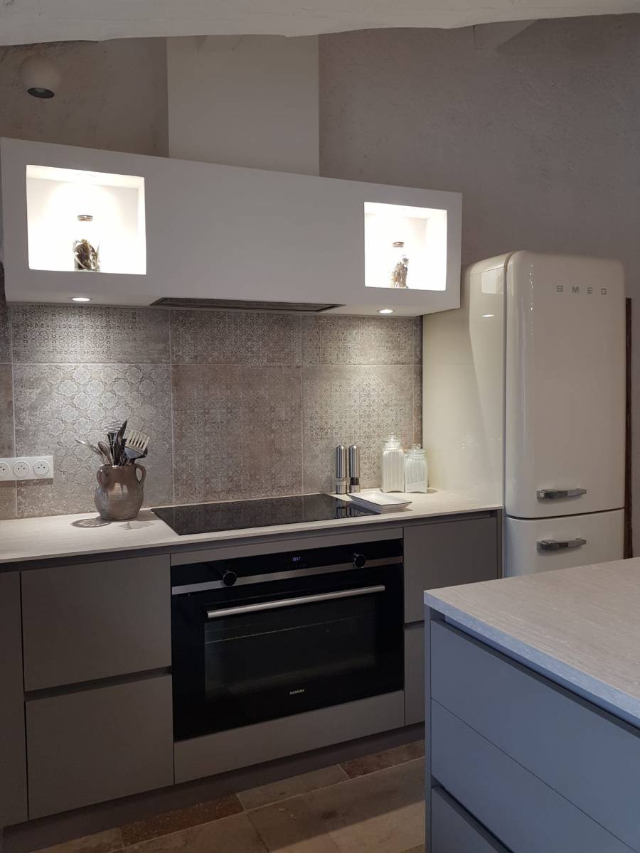 Réalisation d'une cuisine équipée moderne avec ilot central à Gémenos près d'Aubagne