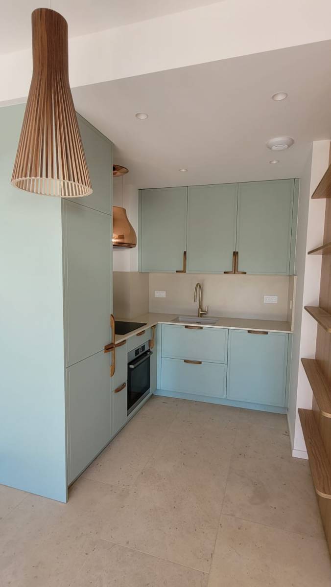 Pose d'une cuisine sur mesure en bois laqué, au Rayol Canadel, dans le Var