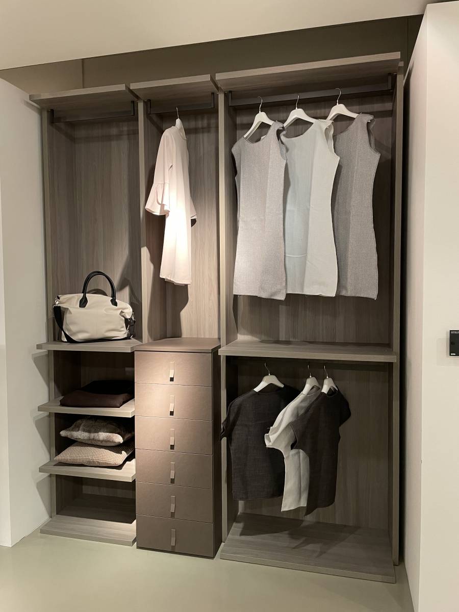 Dressing ouvert avec penderie 