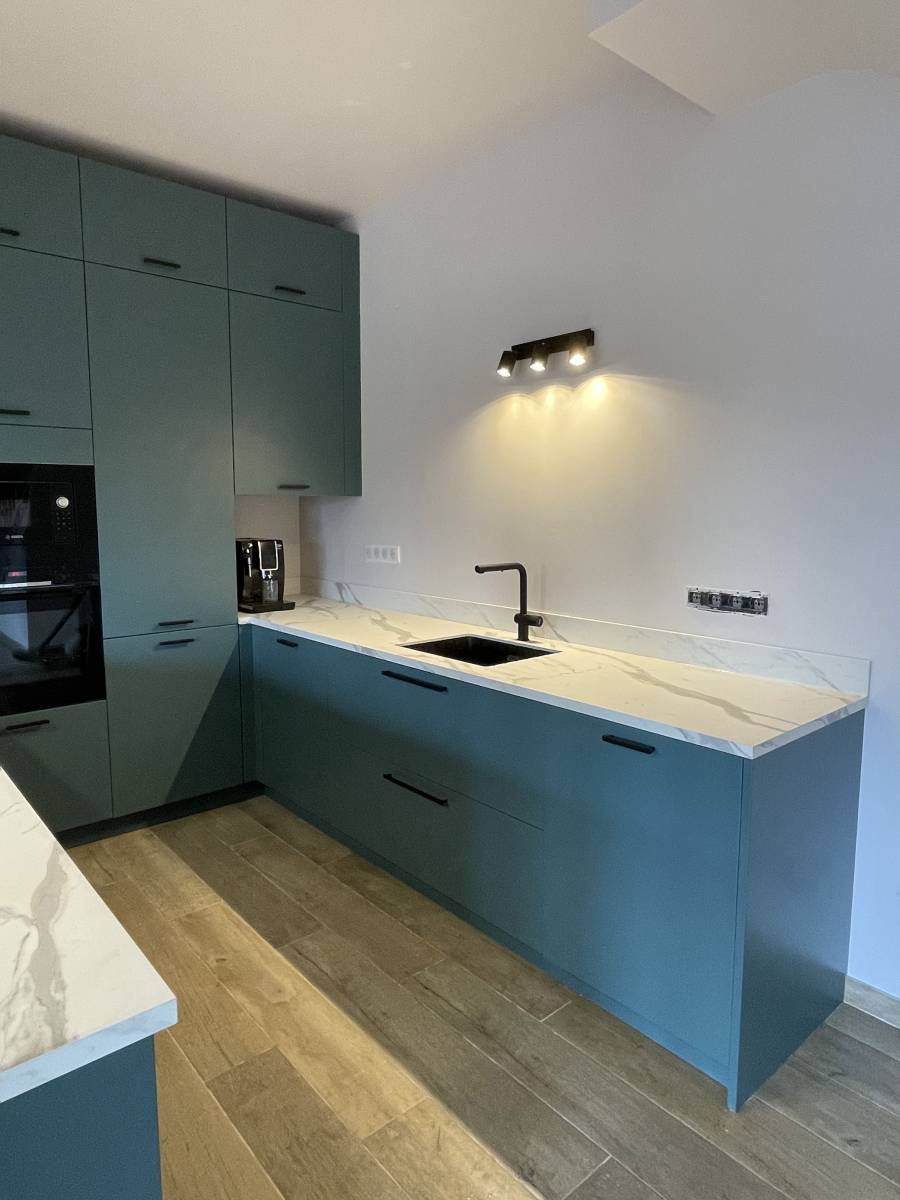 Cuisine laquée verte avec sol bois