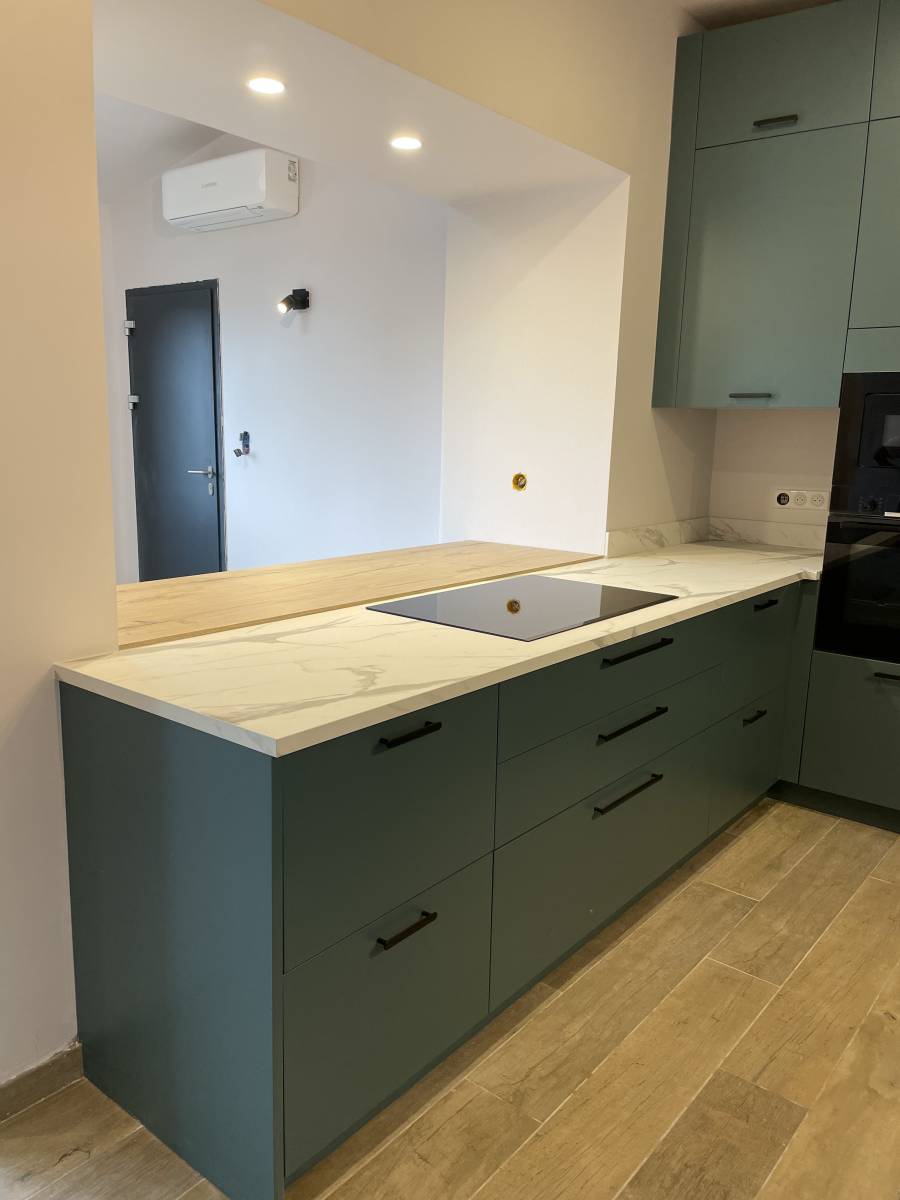 Cuisine avec plan de travail veiné