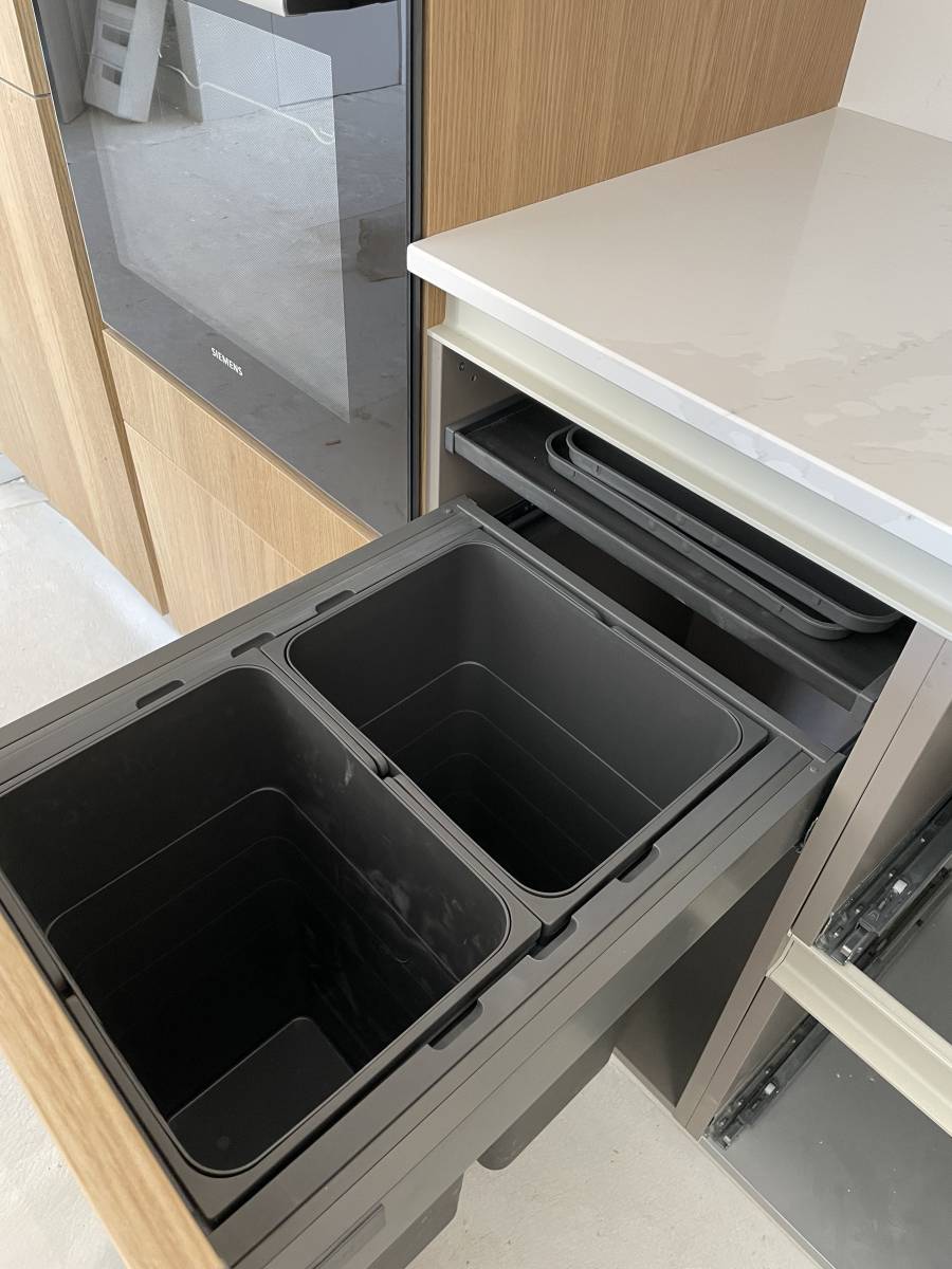 Cuisine bois haut de gamme avec îlot central, à Saint Barnabé, à Marseille.