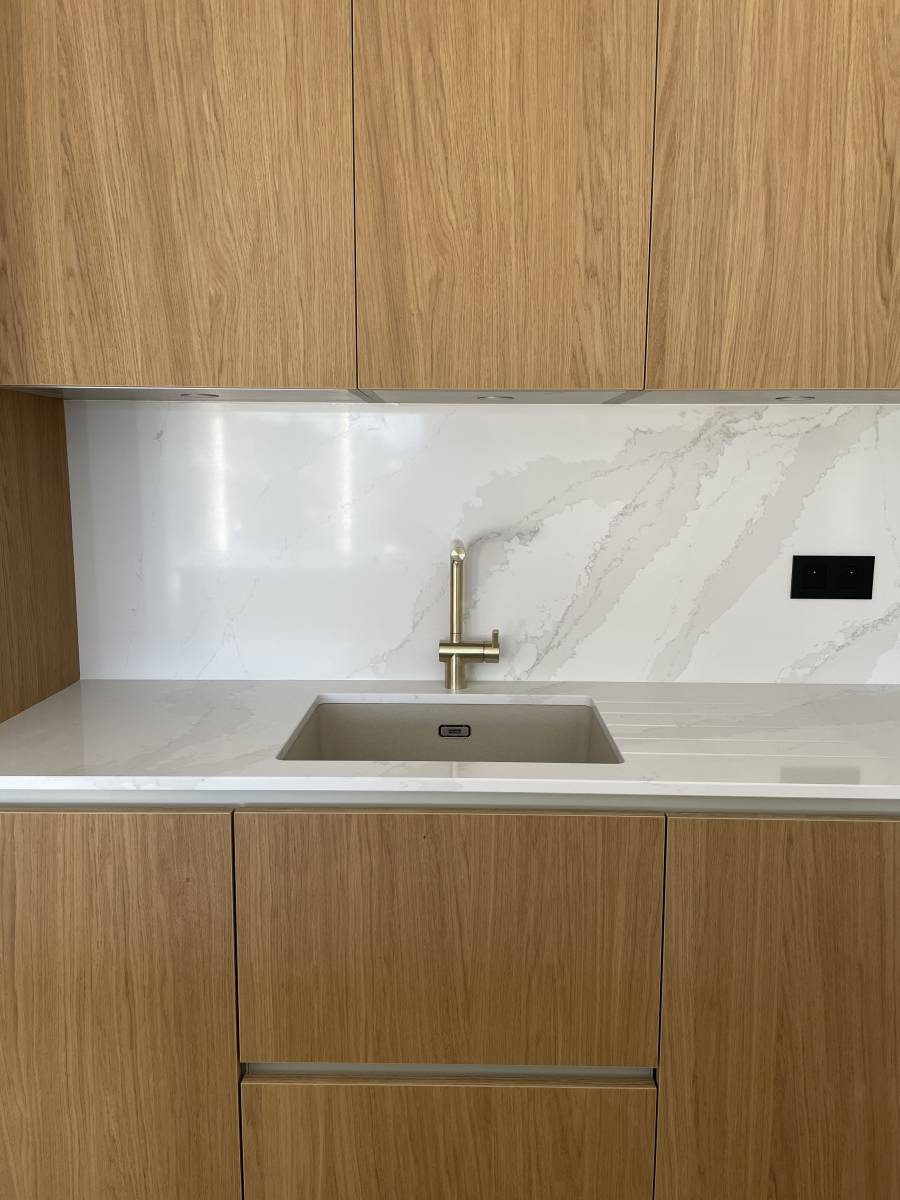 Cuisine bois haut de gamme avec îlot central, à Saint Barnabé, à Marseille.