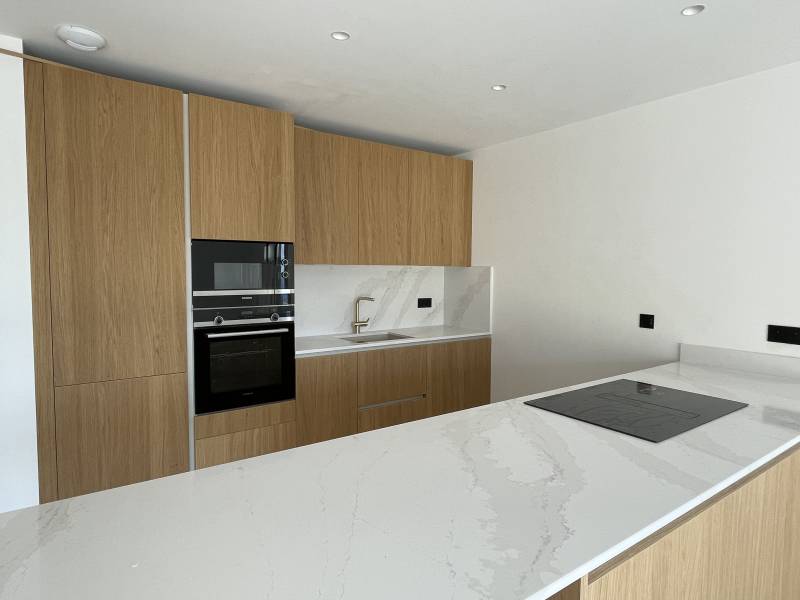 Cuisine bois haut de gamme avec îlot central, à Saint Barnabé, à Marseille.