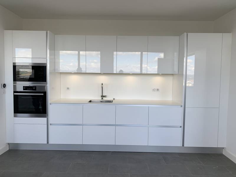 Cuisine sur mesure blanche brillante