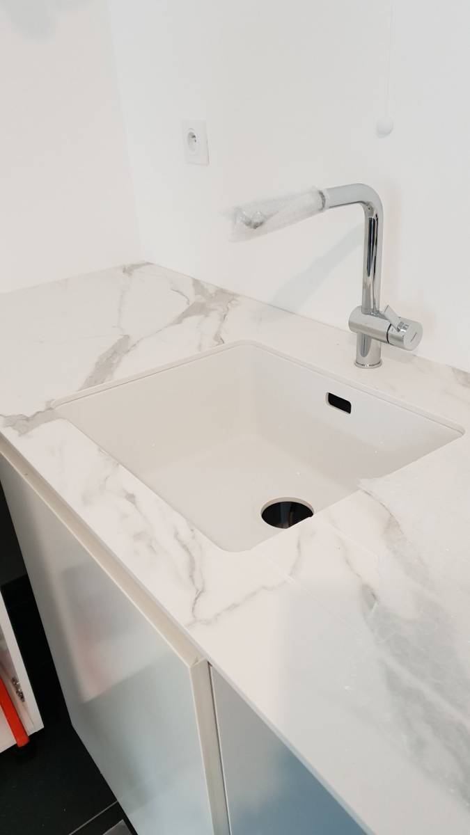 Plan de travail en compact effet marbre