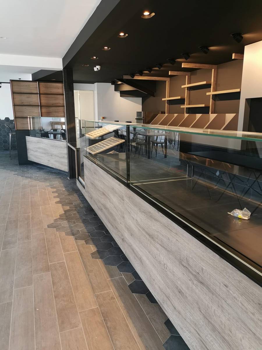 Création sur-mesure de présentoir en bois dans une boulangerie