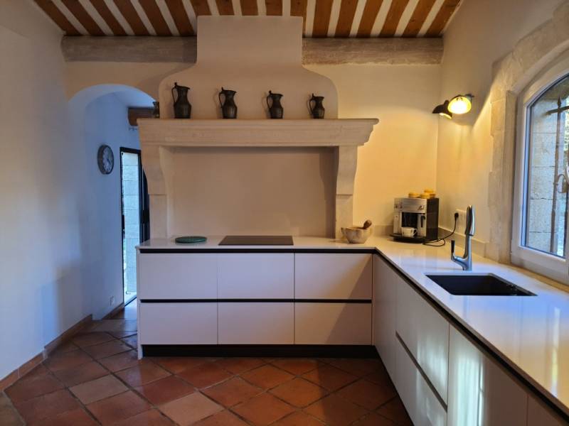 cuisine blanche sur mesure sans poignées