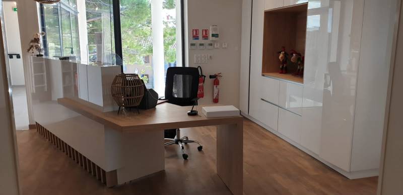 Réalisation d'une banque d'accueil moderne sur-mesure en bois à Marseille, 13013