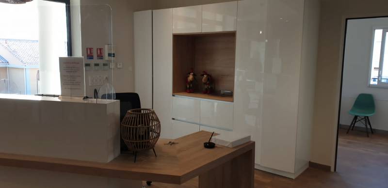 Réalisation d'une banque d'accueil moderne sur-mesure en bois à Marseille, 13013