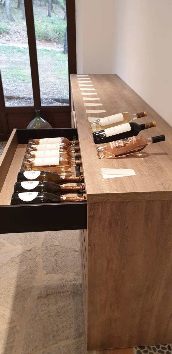 Présentoir avec tiroirs pour bouteilles de vin