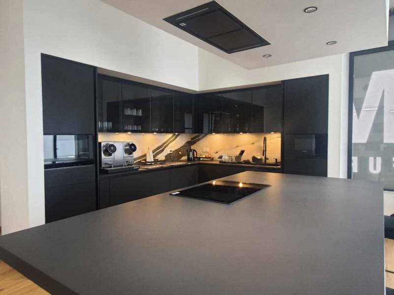 cuisine avec ilot central noir mat