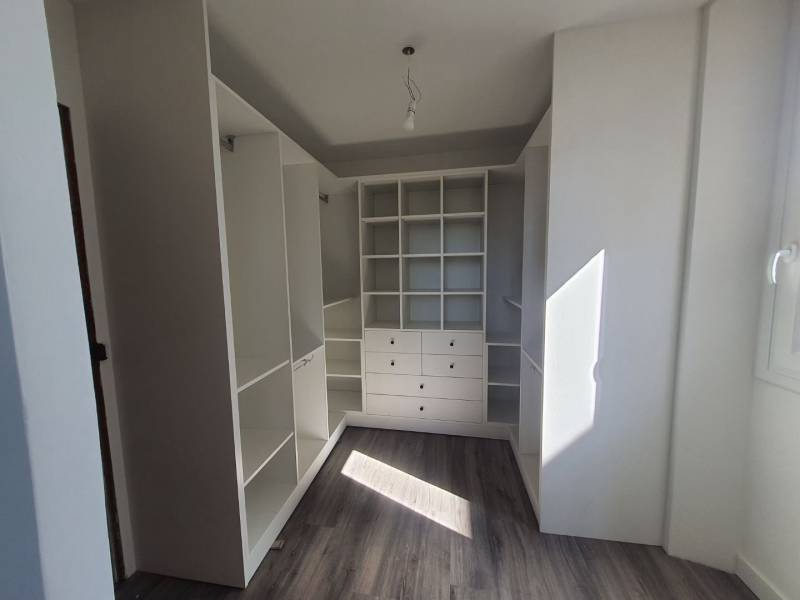 Dressing dans une chambre parentale