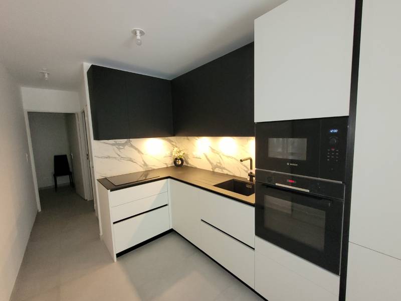 Cuisine blanche avec plan de travail bois