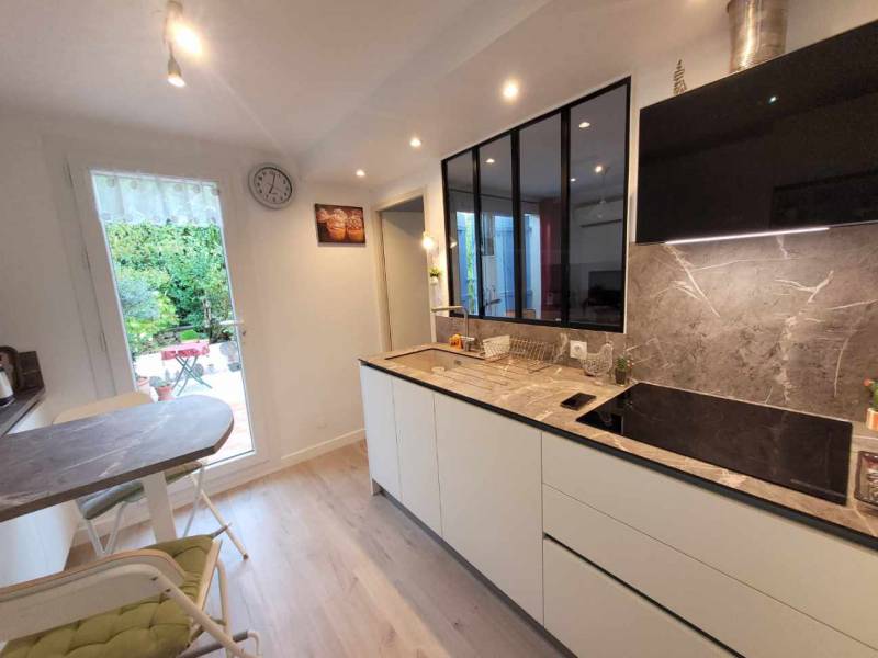 Cuisine blanche sans poignée