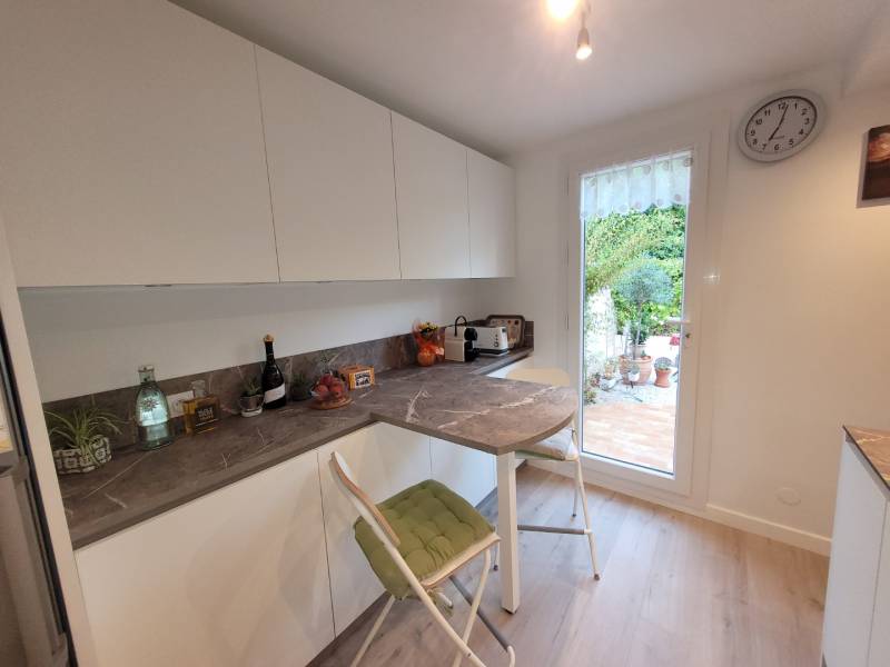 Cuisine blanche avec snack 