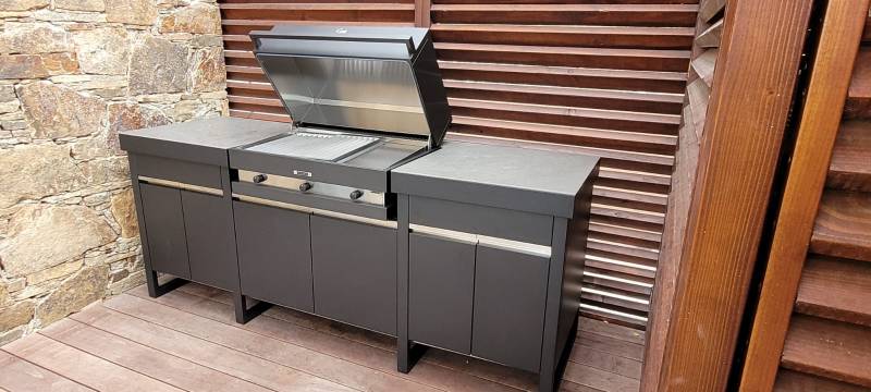 cuisine extérieur avec barbecue