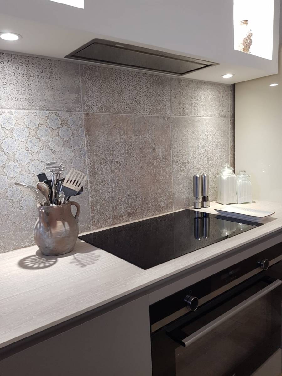 Réalisation d'une cuisine équipée moderne avec ilot central à Gémenos près d'Aubagne