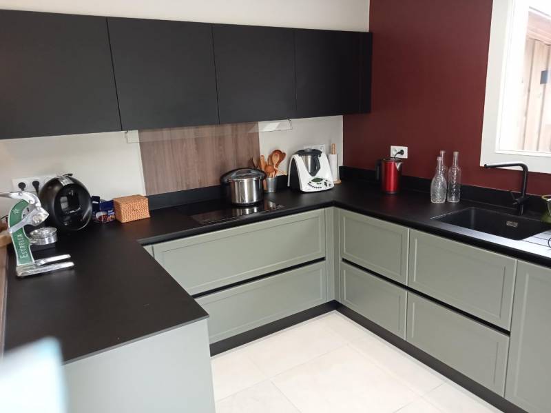 cuisine sans poignée en laque mat